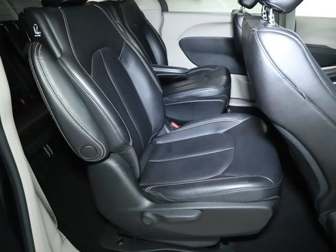 Used 2023 Chrysler Pacifica Touring-L FWD image 30