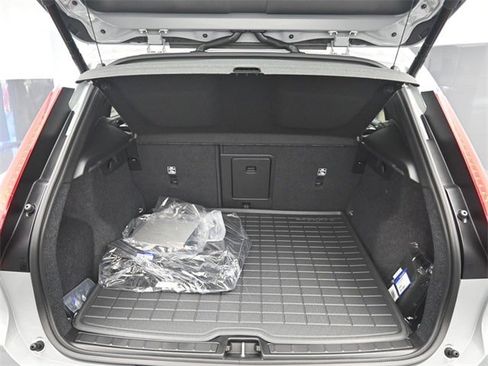 New 2025 Volvo XC40 B5 Core w/ Protection Package Premier image 23