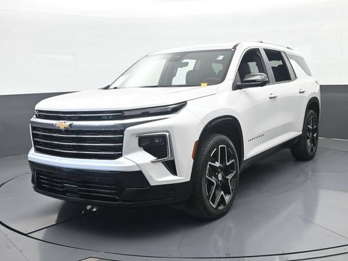 Used 2025 Chevrolet Traverse High Country FWD image 3