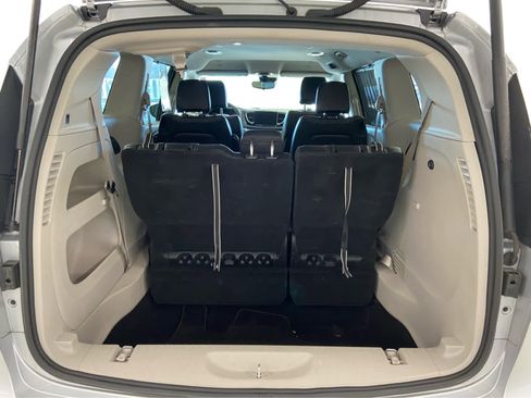 Used 2024 Chrysler Pacifica Touring-L FWD image 9