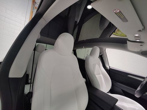 Used 2025 Tesla Model Y Long Range image 12