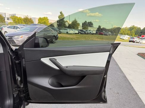 Used 2021 Tesla Model Y Long Range AWD/4WD image 22
