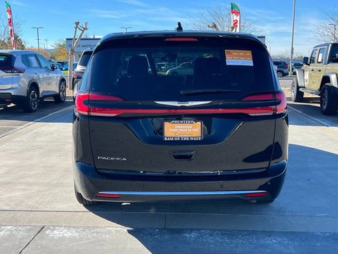 Used 2024 Chrysler Pacifica Touring-L image 5