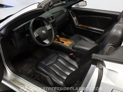 Used 2009 Cadillac XLR image 4