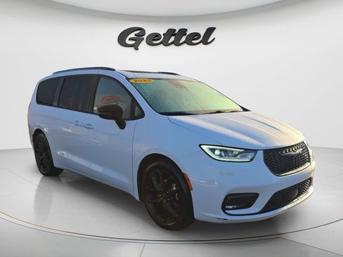 Used 2025 Chrysler Pacifica Limited FWD image 10