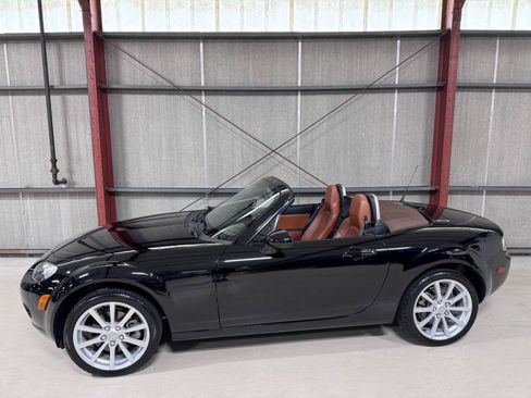 Used 2006 MAZDA MX-5 Miata Grand Touring RWD image 2