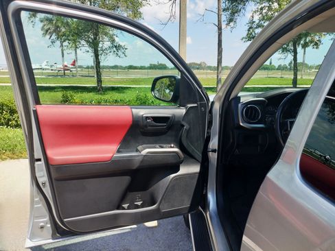 Used 2017 Toyota Tacoma TRD Sport image 11