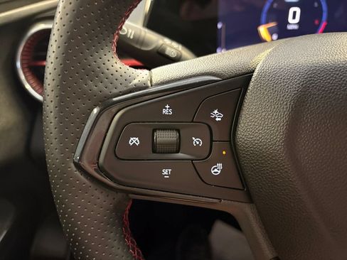 Used 2025 Chevrolet Trax RS w/ Sunroof Package FWD image 15