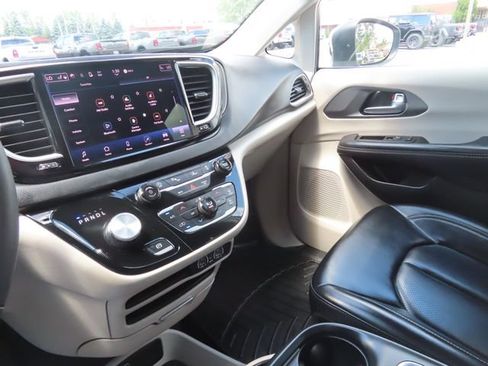 Used 2023 Chrysler Pacifica Touring-L FWD image 34