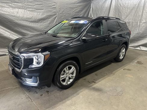 Used 2023 GMC Terrain SLE w/ Driver Convenience Package FWD image 3