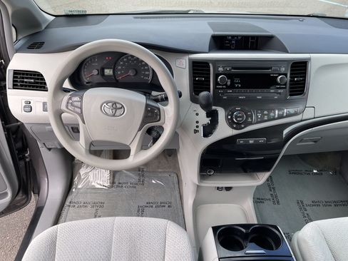 Used 2013 Toyota Sienna LE w/ Towing Pkg FWD image 12