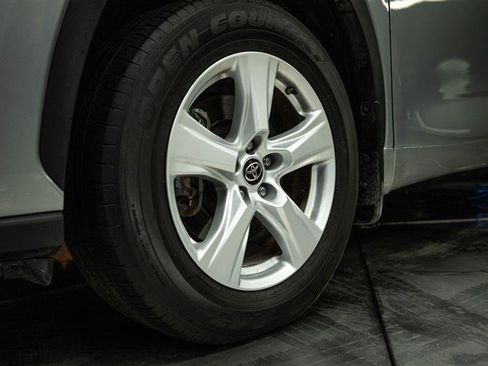 Used 2024 Toyota Highlander LE image 3