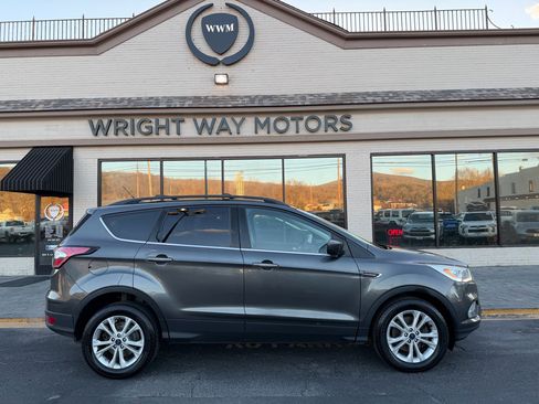 Used 2017 Ford Escape SE w/ Equipment Group 201A image 2