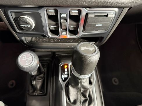 Used 2024 Jeep Wrangler Unlimited w/ Convenience Group image 18