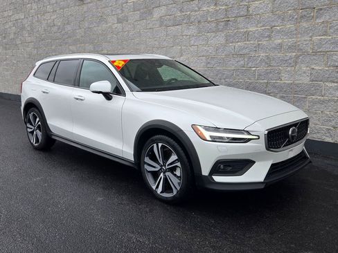 Used 2025 Volvo V60 B5 Cross Country Plus AWD/4WD image 7