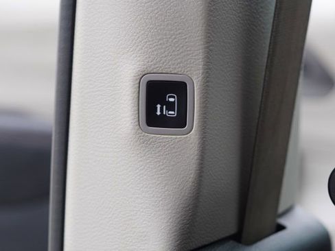 Used 2020 Chrysler Pacifica Touring-L image 38