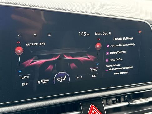 Used 2024 Kia Niro SX Touring image 17