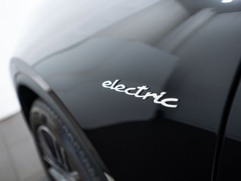 Certified 2025 Porsche Macan 4 Electric image 24
