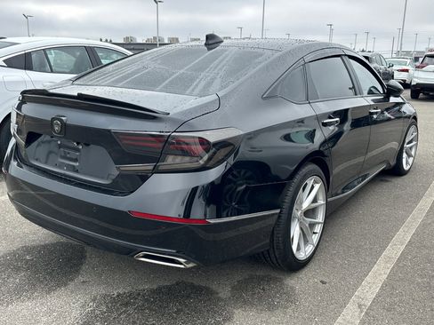 Used 2018 Honda Accord Touring image 3