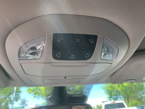 Used 2023 Chrysler Pacifica Touring-L FWD image 17