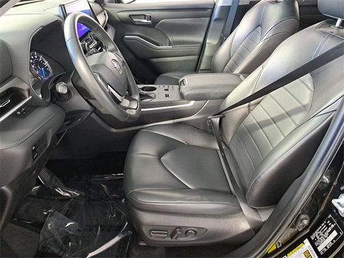 Used 2023 Toyota Highlander XLE image 19