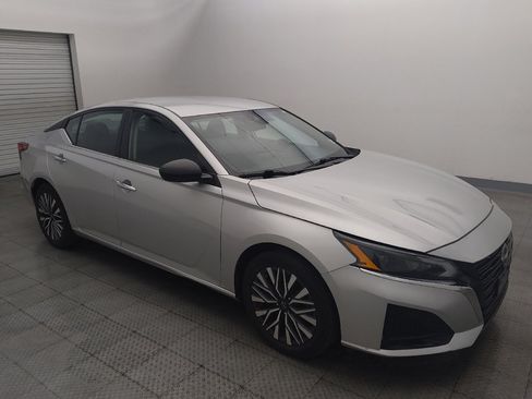 Used 2024 Nissan Altima 2.5 SV FWD image 11