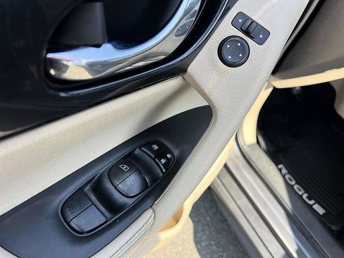 Used 2017 Nissan Rogue SV FWD image 21