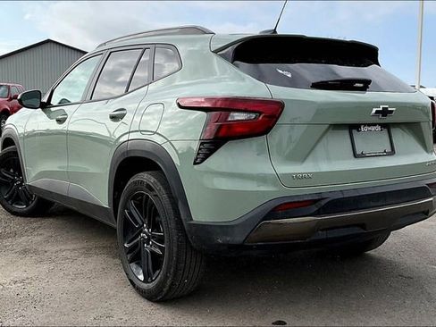 Used 2025 Chevrolet Trax ACTIV w/ Sunroof Package image 3