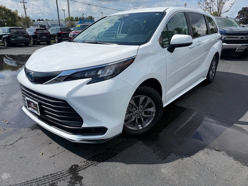 Used 2024 Toyota Sienna LE AWD/4WD image 1