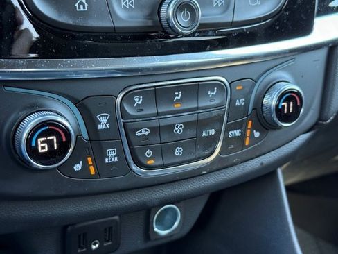 Used 2023 Chevrolet Traverse LT image 28