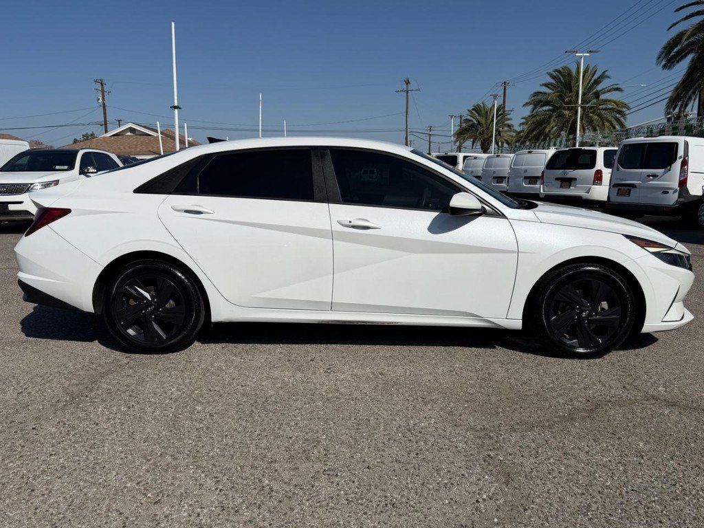 Used 2022 Hyundai Elantra SEL w/ Convenience Package FWD image 4