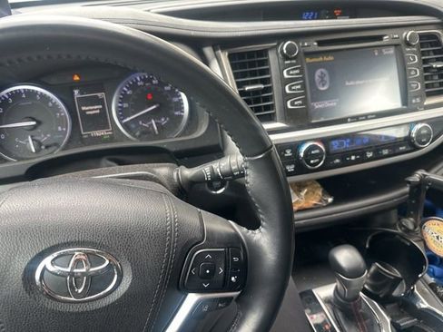 Used 2019 Toyota Highlander SE AWD/4WD image 10