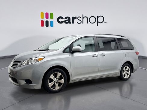 Used 2015 Toyota Sienna LE image 1
