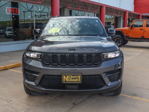 Used 2023 Jeep Grand Cherokee Altitude AWD/4WD image 3