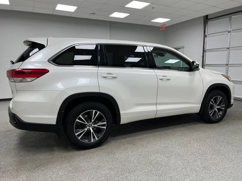 Used 2018 Toyota Highlander Plus w/ Carpet Mat Package (TMS) AWD/4WD image 77