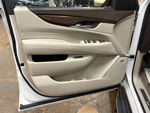 Used 2016 Cadillac Escalade Luxury AWD/4WD image 31