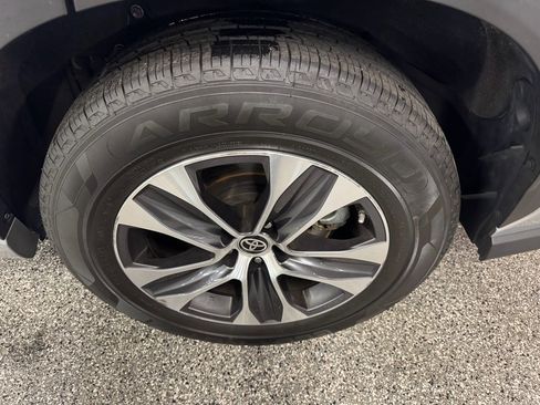 Used 2022 Toyota Highlander XLE image 15