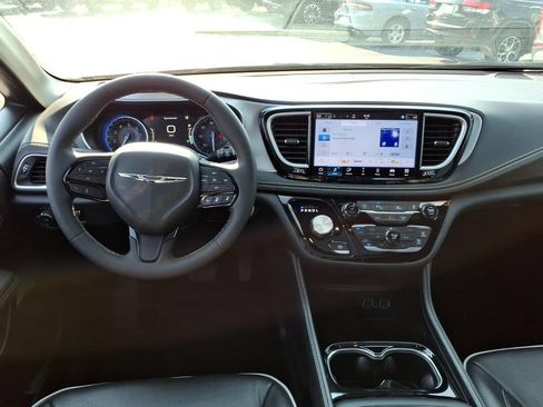 Certified 2025 Chrysler Pacifica Limited FWD image 17