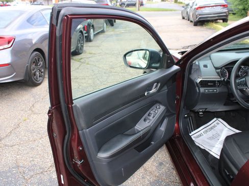 Used 2024 Nissan Altima 2.5 SV FWD image 8
