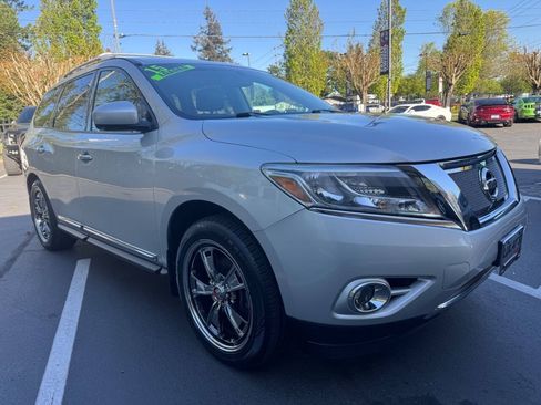 Used 2015 Nissan Pathfinder Platinum w/ Family Entertainment Package FWD image 6