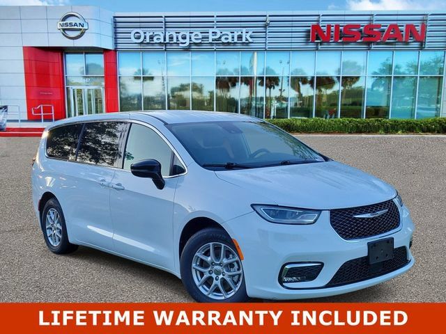 Used 2024 Chrysler Pacifica Touring-L FWD image 1