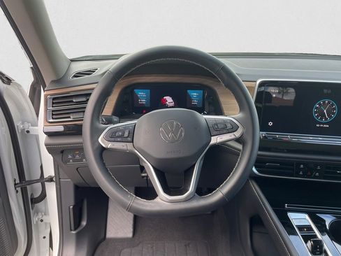 Certified 2025 Volkswagen Atlas SE image 12