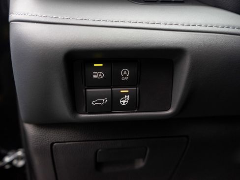 Used 2025 Toyota Highlander XLE image 16