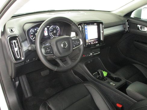 Used 2022 Volvo XC40 T5 Momentum image 16