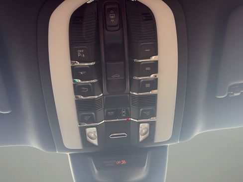 Used 2020 Porsche Macan AWD/4WD image 43