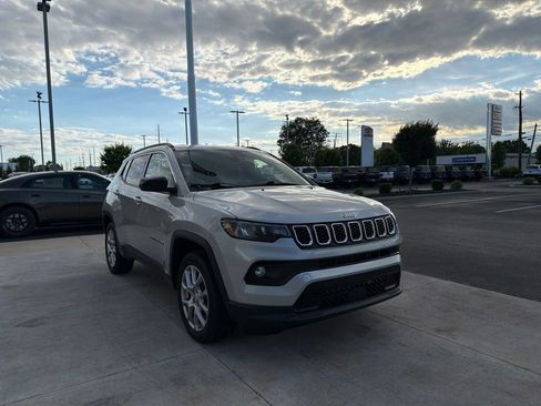 Used 2024 Jeep Compass Latitude AWD/4WD image 15