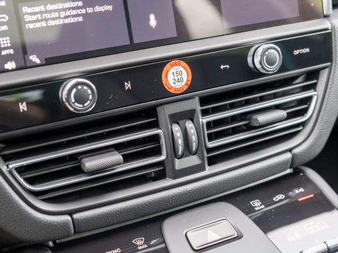 Used 2025 Porsche Macan image 21