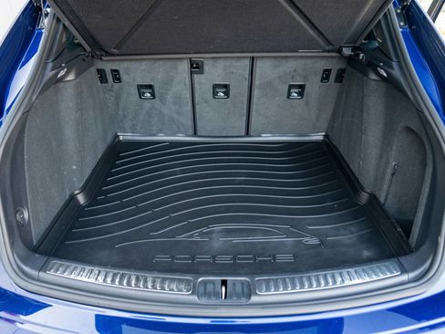 Certified 2024 Porsche Macan AWD/4WD image 28