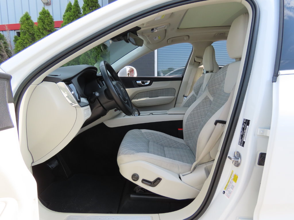 Used 2022 Volvo XC60 B5 Momentum AWD/4WD image 21