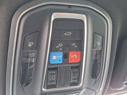 New 2025 Jeep Grand Cherokee Altitude image 17